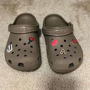 Women’s crocs size 7. Comes with charms !!